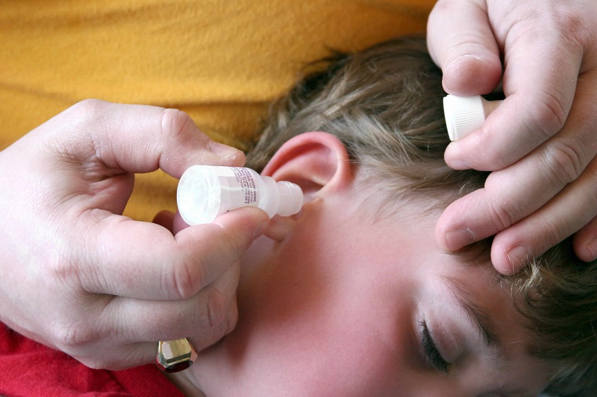 applying-ear-drops-on-kid