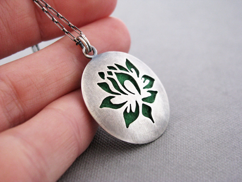holding diffuser aromatherapy necklace