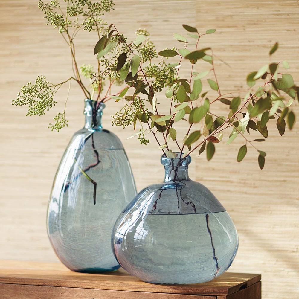 Everyone knows that plants can quite literally breathe fresh air into the room so it’s no surprise that vases have found their way onto this list. While there’s nothing wrong with all the contemporary designs, there’s just something so special about a classic and elegant glass vase that manages to catch everyone’s attention.