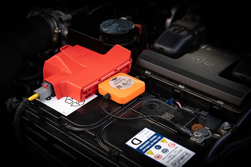 Ultimate9 car battery monitor attached on battery